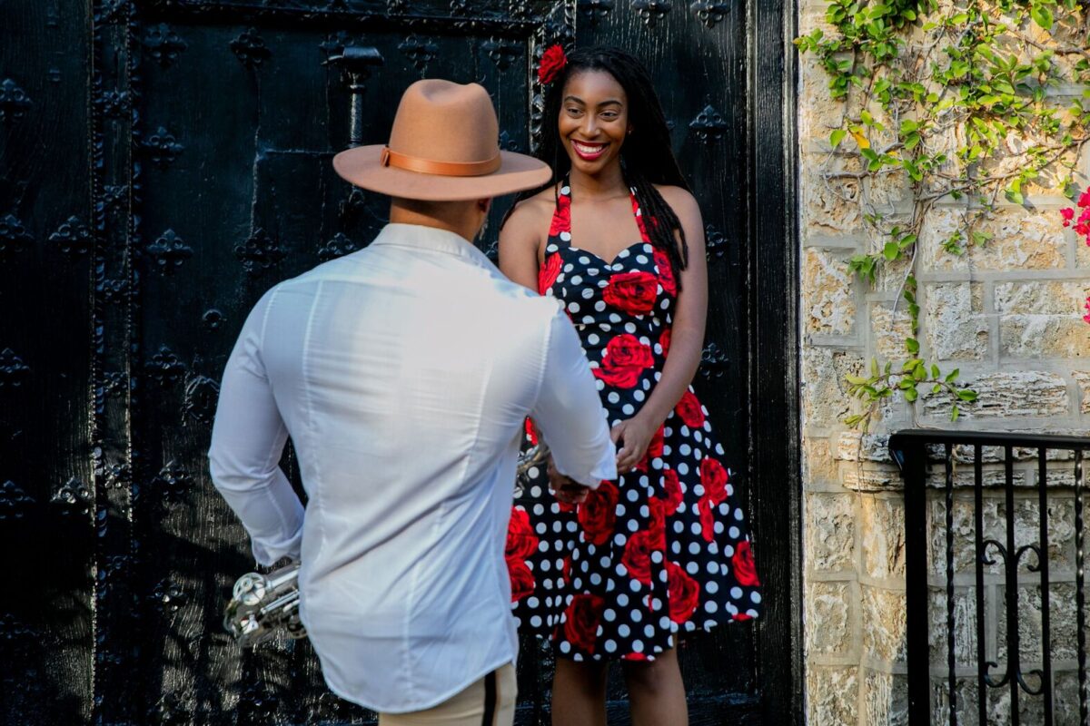 Pareja disfrutando de una cita romántica Mujer sonriente con vestido de flores durante una cita romántica